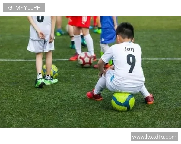 足球明星亲自带小朋友踢球传授技巧共度快乐时光